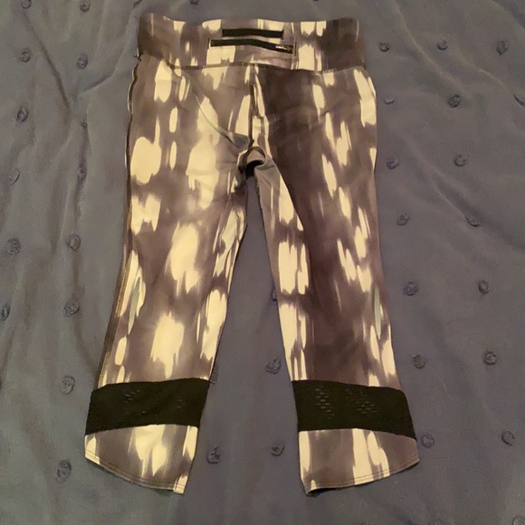 UA cropped FlyBy leggings - Picture 4 of 6
